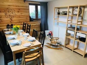 una sala da pranzo con tavolo, sedie e tavolo di Znak Gór a Czorsztyn