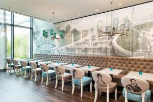 Ein Sitzbereich in der Unterkunft Motel One Wien-Hauptbahnhof