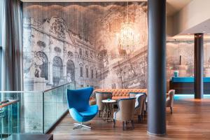 ein Restaurant mit einem Wandbild eines Gebäudes in der Unterkunft Motel One Wien-Hauptbahnhof in Wien