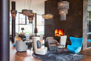 Ein Sitzbereich in der Unterkunft Motel One Wien-Hauptbahnhof