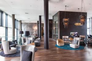 Ein Sitzbereich in der Unterkunft Motel One Wien-Hauptbahnhof
