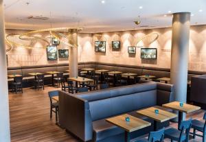 Ein Sitzbereich in der Unterkunft Motel One Wien-Hauptbahnhof
