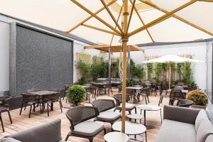 Ein Sitzbereich in der Unterkunft Motel One Wien-Hauptbahnhof