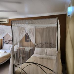 1 dormitorio con 2 literas y cortinas en LEN Apartments, en Dar es Salaam