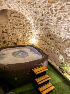 Φωτογραφία από το άλμπουμ του Logement entier Le Spa des Voutes Jacuzzi Cinéma σε Saint-Maximin-la-Sainte-Baume +18 φωτογραφίες