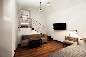 TV a/nebo společenská místnost v ubytování Quentin Prague Hotel