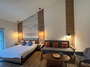 Ein Bett oder Betten in einem Zimmer der Unterkunft Kilar Mountain Villa