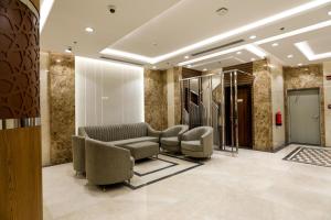 a waiting room with chairs and a waiting roomcussioncussioncussioncussioncussioncussioncussion at فندق ديار الكرم1 - diyar alkaram1 in Makkah