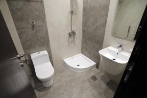 a bathroom with a toilet and a sink at فندق ديار الكرم1 - diyar alkaram1 in Makkah +25 photos
