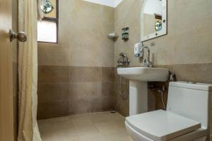 une salle de bains avec toilettes et lavabo dans l'établissement Pet-Friendly mountain view 2 bedroom cottage C1, à Mukteswar 44 autres photos