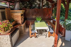 Patio alebo iná vonkajšia časť ubytovania Penzion Rysy
