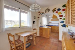 Η κουζίνα ή μικρή κουζίνα στο Casa tradicional con bonito jardín