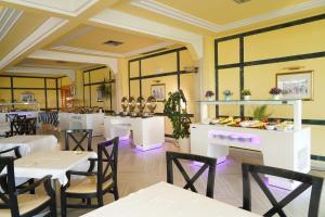 Un restaurante con mesas y sillas en una sala. en Bizerta Resort Congres & SPA, en Bizerte