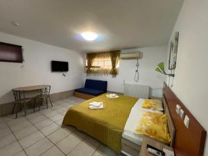 a bedroom with a bed and a table and a chair at Garsoniere Victor Seaview Aer Conditionat- Bucatarie-Primim Carduri Vacanta-Pet Friendly la 3 minute de Plaja Reyna-Zoom Beach in Constanţa +146 photos