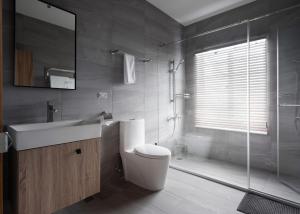 ein Badezimmer mit Toilette, Waschbecken und Dusche in der Unterkunft Kilar Mountain Villa in Zeren