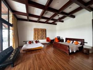 Una sala de estar con dos camas y un sofá en Champions Ranch, en Bāgalūr 114 fotos más