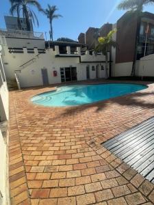 una piscina frente a un edificio en B5 Salamander, en Durban