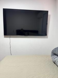 TV a/nebo společenská místnost v ubytování Quarto vip apto compartilhado + 2 fotografie