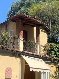 a building with a balcony with potted plants on it at Hotel Villa Liana in Florence