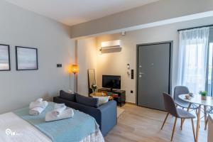 TV a/nebo společenská místnost v ubytování Phevos & Athena Luxury Suite With View In Nea Makri