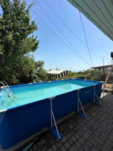 una grande piscina con di 1 квартира с видом на море a Odessa