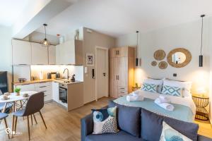 Cucina o angolo cottura di Phevos & Athena Luxury Suite With View In Nea Makri