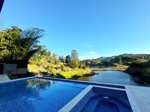 una piscina con vista sul fiume di Rooca Habitat Guatape a Guatapé