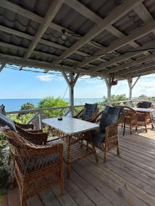 - une table et des chaises sur une terrasse donnant sur l'océan dans l'établissement 2Квартира с видом на море, à Odessa