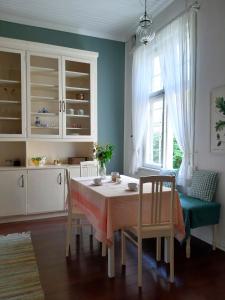 Una cocina con mesa y sillas y una ventana. en Old Wooden House apartment in central Tammisaari, en Tammisaari