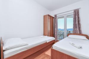 Fotografia z galérie ubytovania Apartment in Pisak with sea view, terrace, air conditioning, Wi-Fi (4871-1) v Pisaku