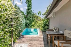 Bazén v ubytování B&B Villa Celeste nebo v jeho okolí