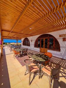 Beach safari nubian resort的阳台或露台