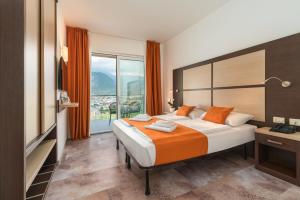 Postel nebo postele na pokoji v ubytování Hotel Benacus Panoramic