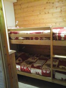 En eller flere køjesenge i et værelse på Les Jonquilles