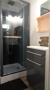 ein Bad mit einer Dusche und einem Waschbecken in der Unterkunft Au bonheur des voyageurs in Concarneau + 52 Fotos
