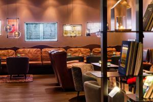 Ein Sitzbereich in der Unterkunft Motel One Freiburg