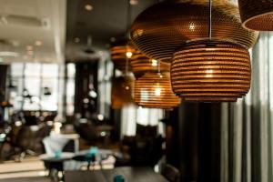 Ein Sitzbereich in der Unterkunft Motel One Freiburg