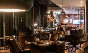 Ein Sitzbereich in der Unterkunft Motel One Freiburg