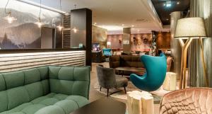 Ein Sitzbereich in der Unterkunft Motel One Freiburg