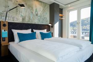 Ein Bett oder Betten in einem Zimmer der Unterkunft Motel One Freiburg