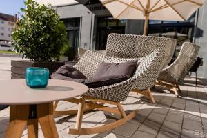 Ein Sitzbereich in der Unterkunft Motel One Freiburg