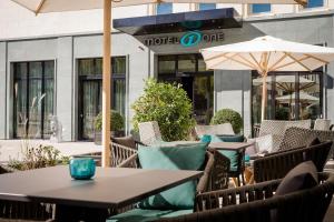 Ein Sitzbereich in der Unterkunft Motel One Freiburg