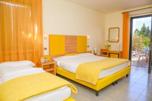 Habitación de hotel con 2 camas y balcón en Garni Onda, en Torri del Benaco