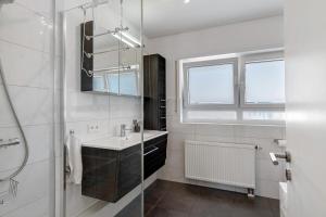ein Badezimmer mit Waschbecken und Spiegel in der Unterkunft Am Storchennest in Neustadt an der Weinstraße