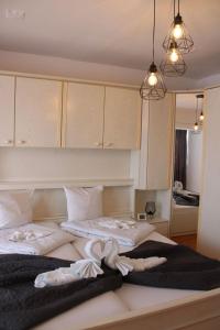 Un dormitorio con dos camas con toallas encima. en The One Apartments, en Tăşnad