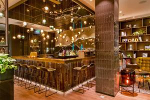 Reštaurácia alebo iné gastronomické zariadenie v ubytovaní Motel One Salzburg-Süd
