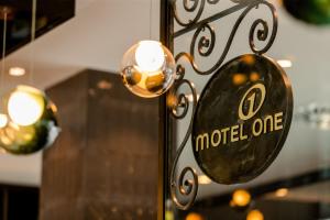 Certifikát, ocenenie alebo iný dokument vystavený v ubytovaní Motel One Salzburg-Süd