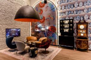 TV a/nebo společenská místnost v ubytování Motel One Dresden am Zwinger