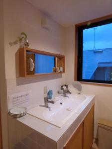 Kylpyhuone majoituspaikassa Guesthouse Hyakumanben Cross