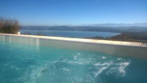 - une piscine avec vue sur une étendue d'eau dans l'établissement Swiss Borzoi House, à Bellerive